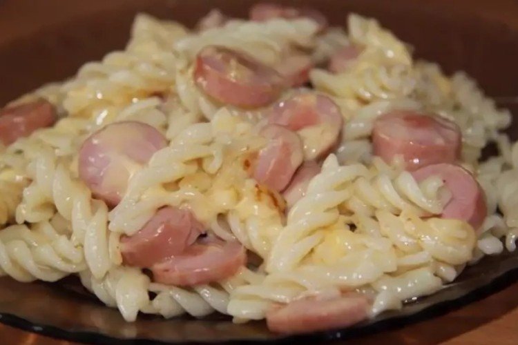 Макароны по-флотски с сосисками, сыром и чесноком