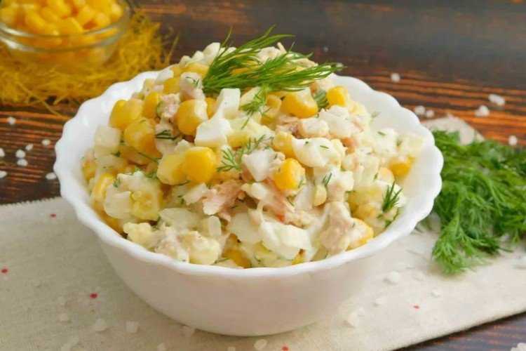 Сытный салат с кукурузой, яйцом и консервированной горбушей