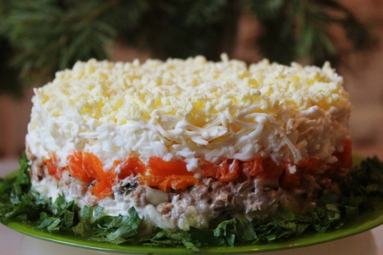 Слоеный салат с консервированной горбушей, грибами и сыром