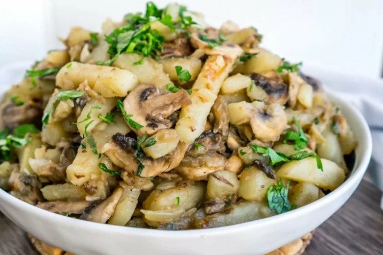 Салат с шампиньонами, картошкой и консервированной горбушей