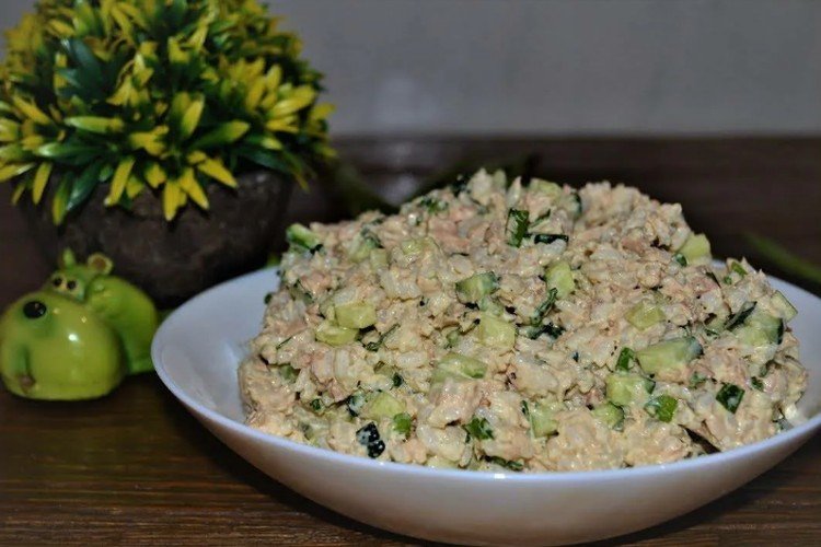 Салат с консервированной горбушей, сыром и яблоками