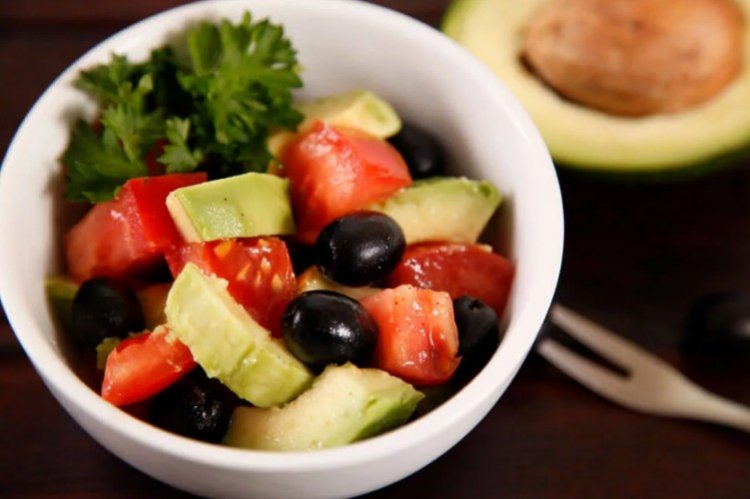 Салат из помидоров, авокадо, оливок и консервированной горбуши