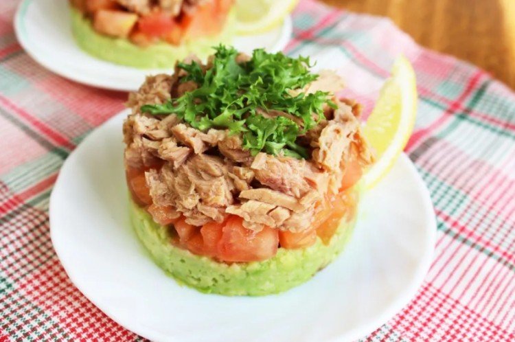 Слоеный салат с авокадо, помидорами и консервированной горбушей