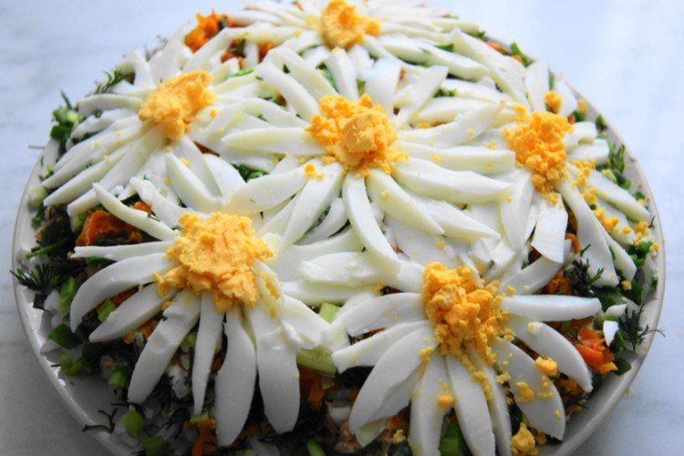 Салат «Ромашки» с консервированной горбушей