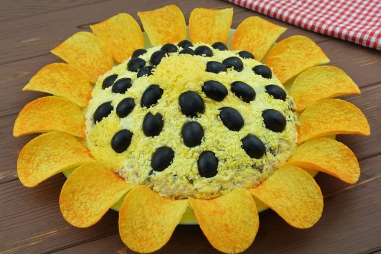 Простой рецепт салата «Подсолнух»