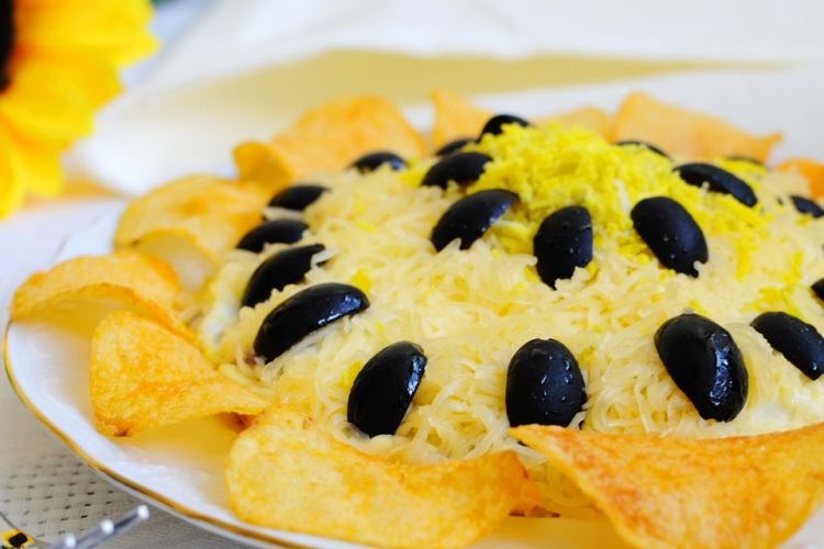 Салат «Подсолнух» с крабовыми палочками и маринованными грибами