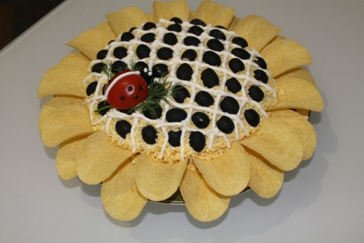 Салат «Подсолнух» с печенью трески