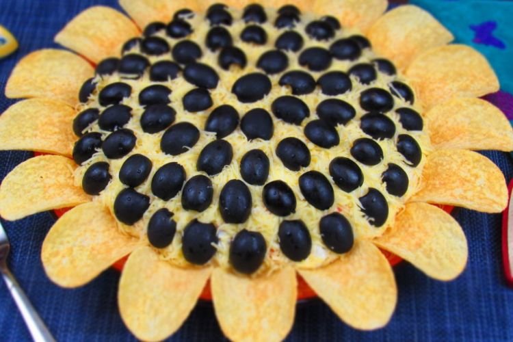 Салат «Подсолнух» с помидорами, говядиной и маринованным луком