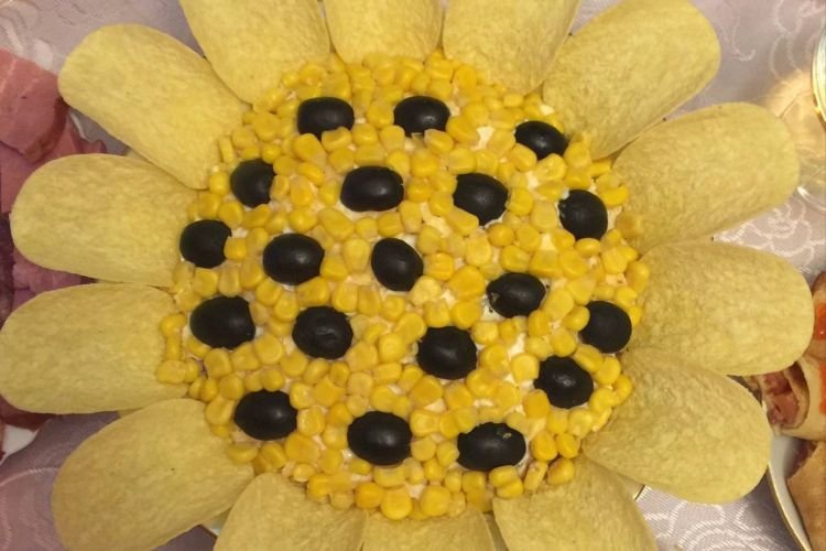 Салат «Подсолнух» с ветчиной и корейской морковью