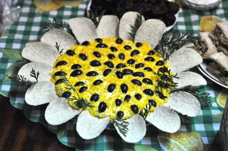 Салат «Подсолнух» с колбасой и зеленым луком