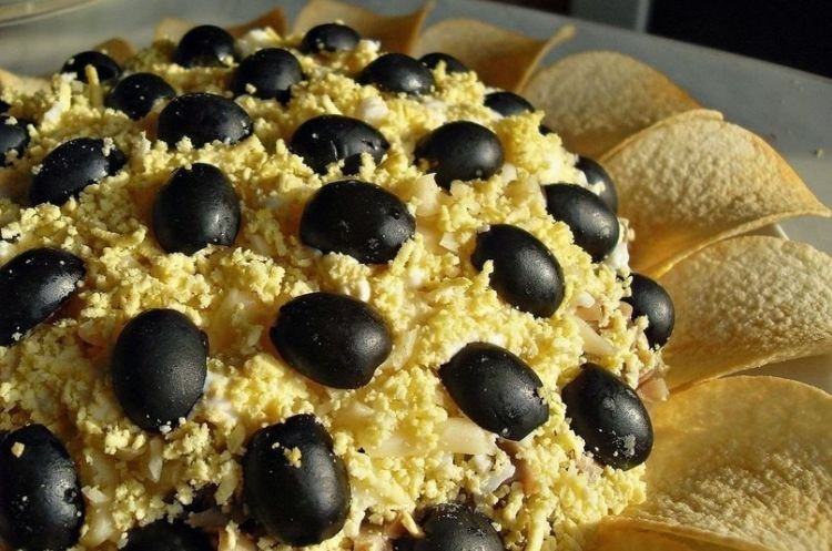 Салат «Подсолнух» с курицей и маринованными шампиньонами