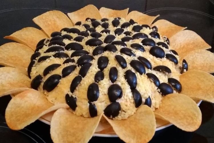 Салат «Подсолнух» с курицей, твердым сыром и свежими огурцами