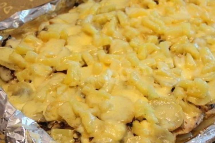 Курица с картошкой, ананасами и сыром в духовке