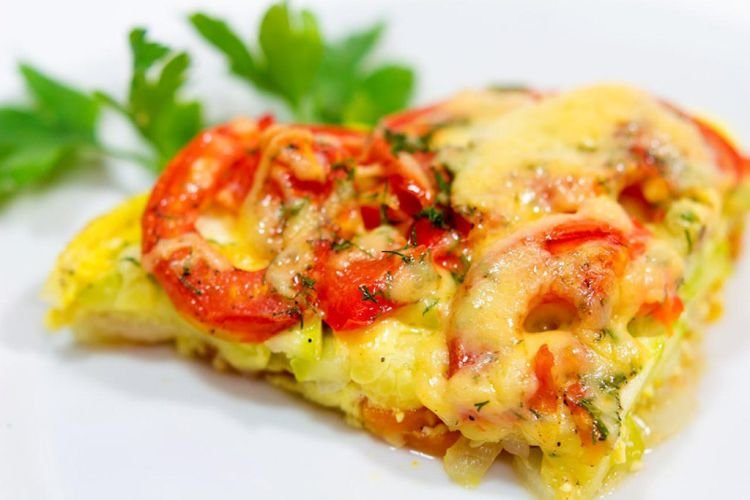 Запеченная курица с картошкой, помидорами и луком