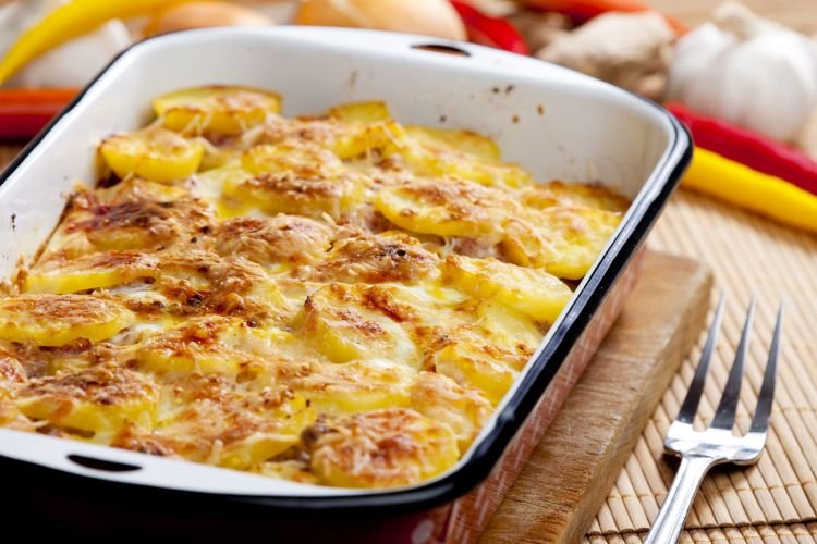 Курица с картошкой, запеченная со сметаной и сыром