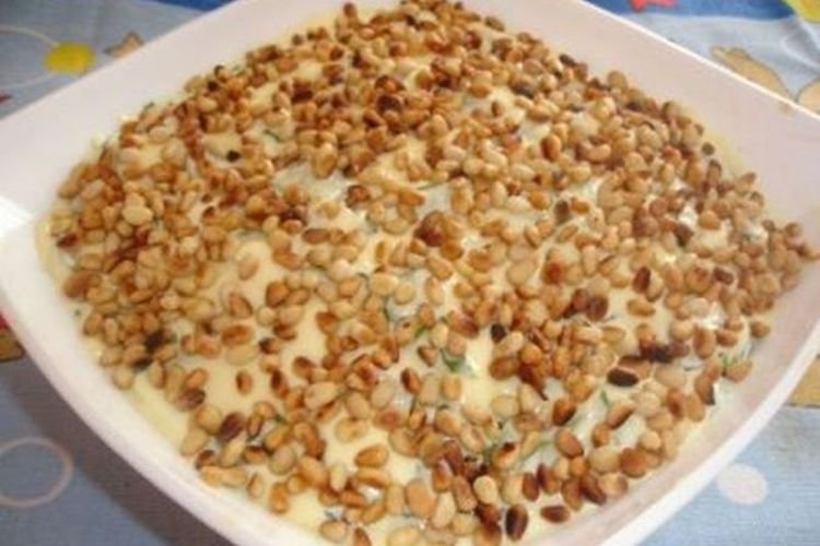 Салат «Французский» с чесноком и кедровыми орешками