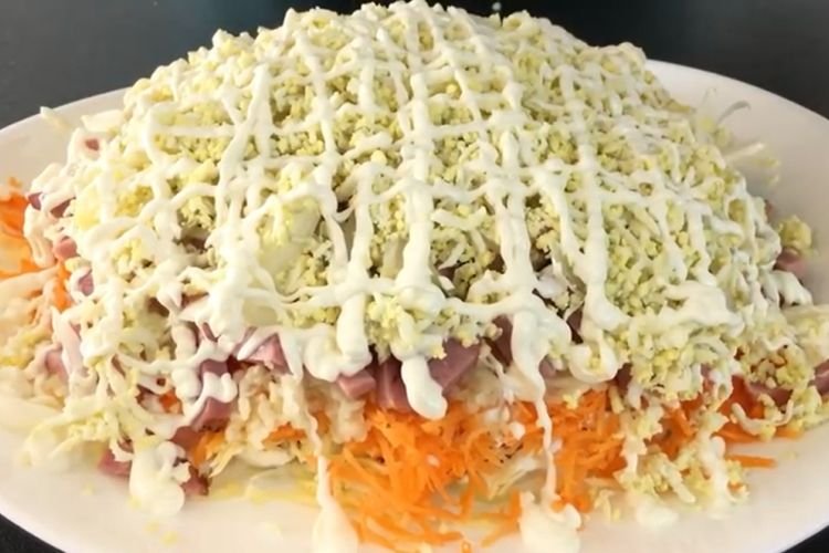 Французский салат с ветчиной и яблоками