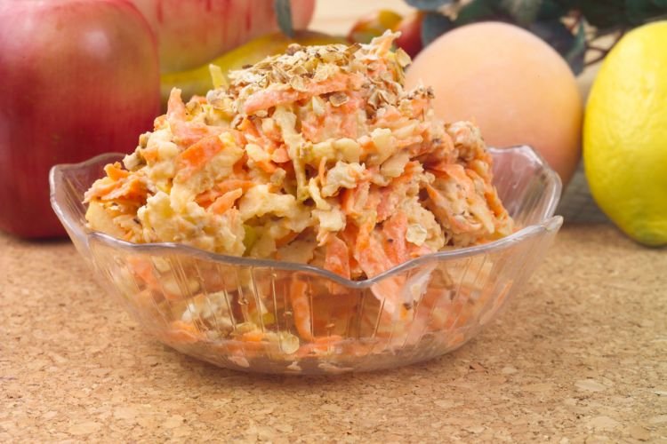 Французский салат с яблоками, сыром, яйцами и луком