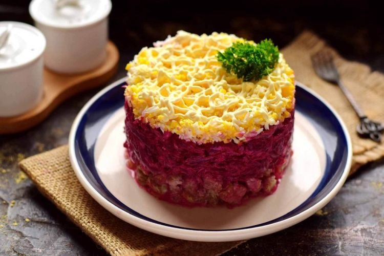 Салат «Французский» с курицей и свеклой