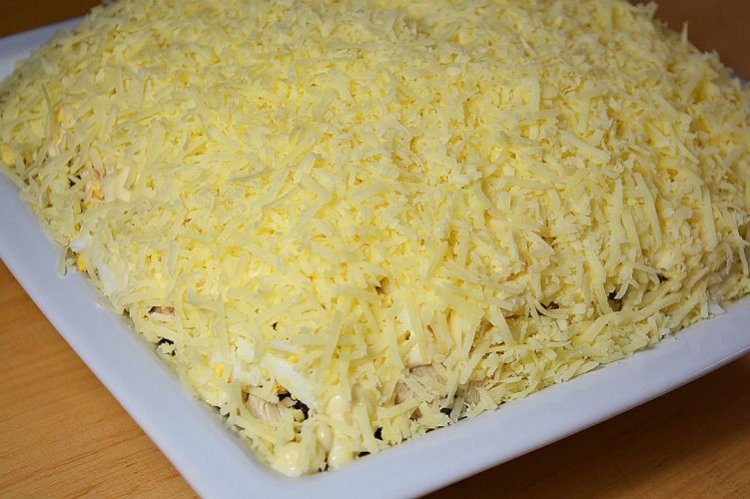 Французский салат с курицей и огурцами