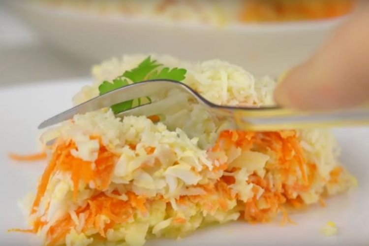 Салат «Французский» с перепелиными яйцами и двумя видами сыра