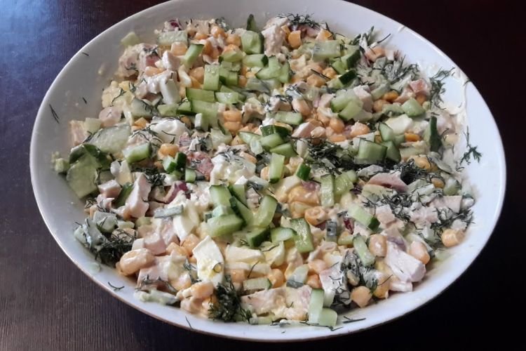 Салат с копченой курицей, кукурузой и огурцом