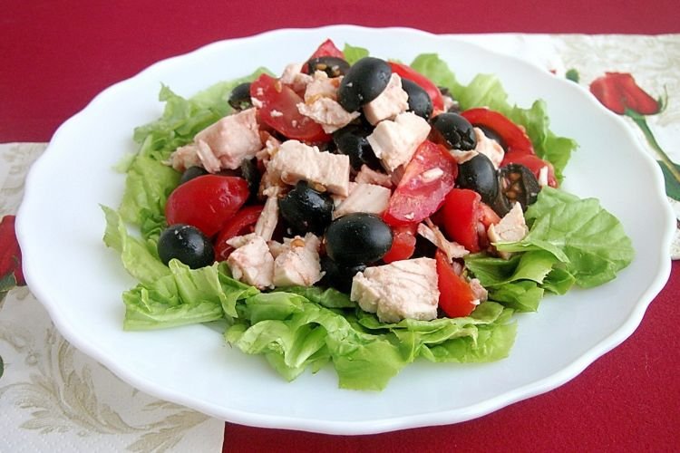 Салат с копченой курицей, маслинами, огурцами и помидорами