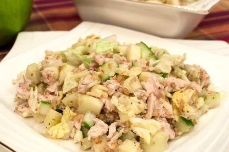 Мясной салат с копченой курицей, грушей, огурцами и грецкими орехами
