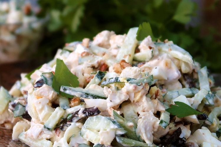 Салат с черносливом, картошкой, копченой курицей и огурцами