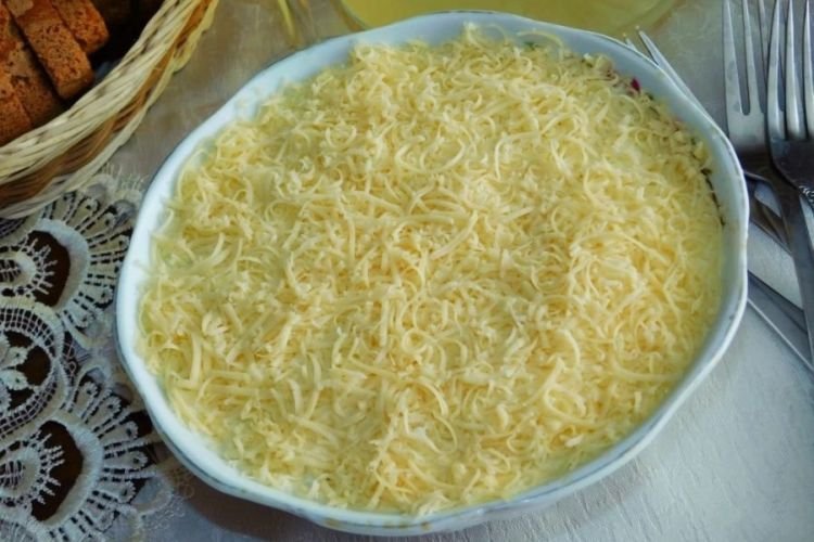 Слоеный салат из копченой курицы, огурцов, картофеля и кукурузы