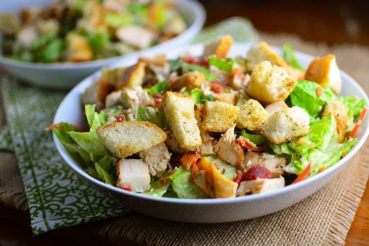 Салат из копченой курицы, огурцов, помидоров и чесночных сухариков