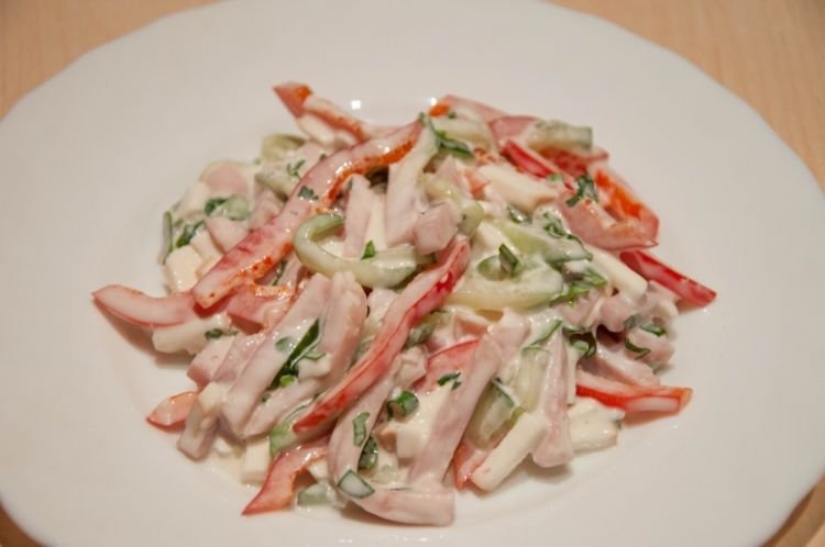 Салат с виноградом, болгарским перцем, свежими огурцами и копченой курицей