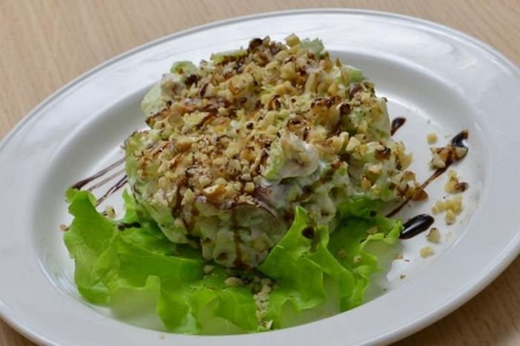 Салат с копченой курицей, огурцами, сыром и грецкими орехами