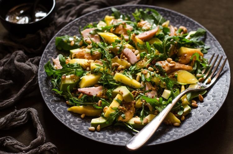 Экзотический салат с копченой курицей, огурцом и авокадо