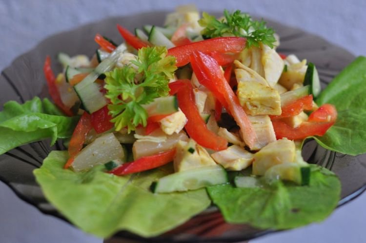 Салат с копченой курицей, болгарским перцем и свежими огурцами