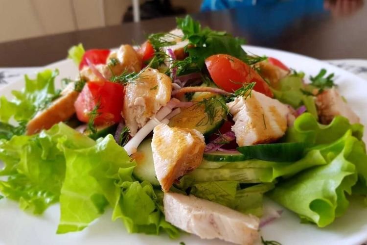 Овощной салат с копченой курицей и огурцами
