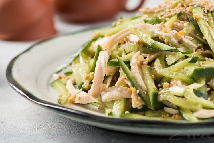 Салат из копченой курицы, огурцов и феты