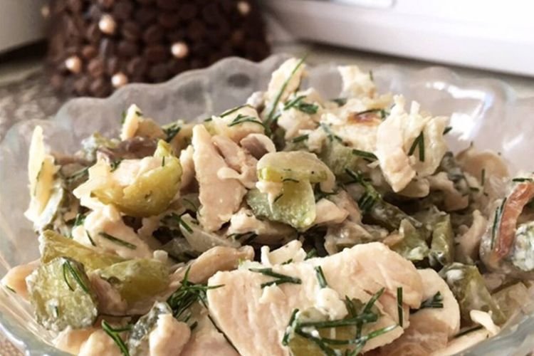 Салат с маринованными шампиньонами, копченой курицей и огурцами