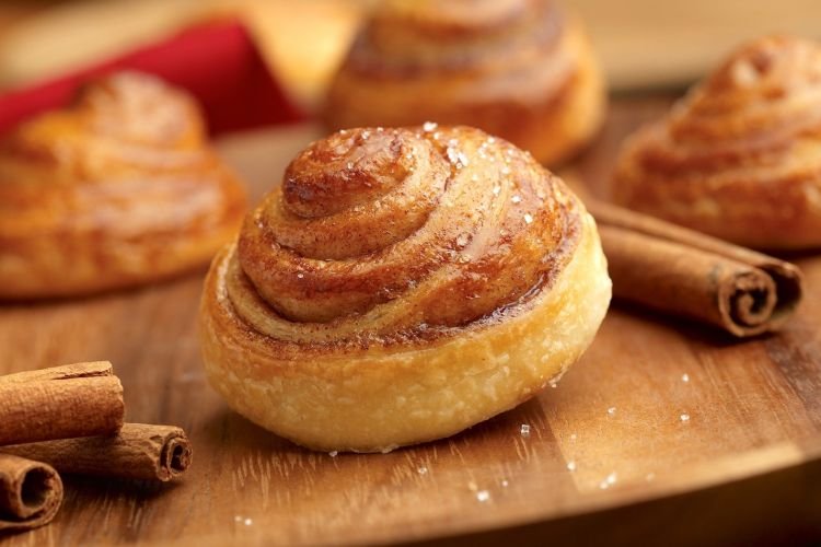 Сдобные булочки с корицей