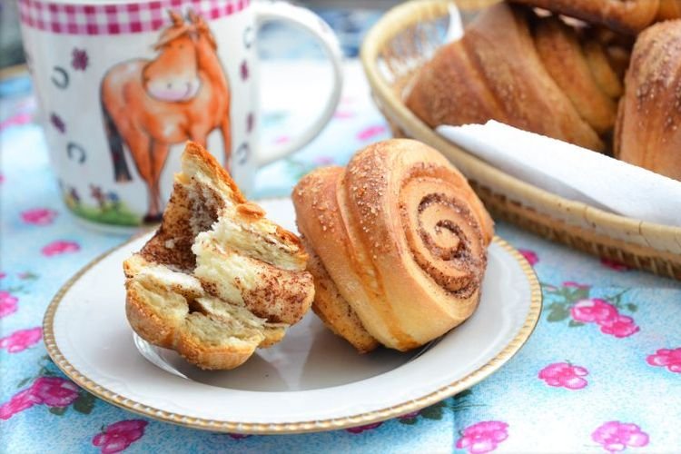 Сдобные булочки с корицей на майонезе