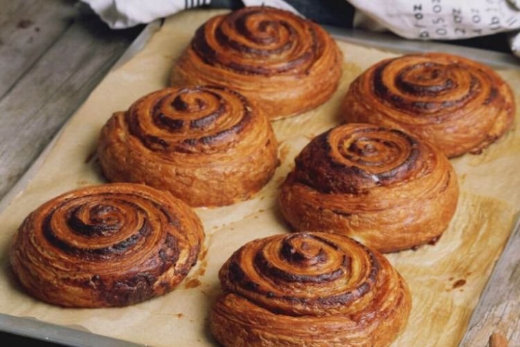 Булочки с корицей из слоеного теста