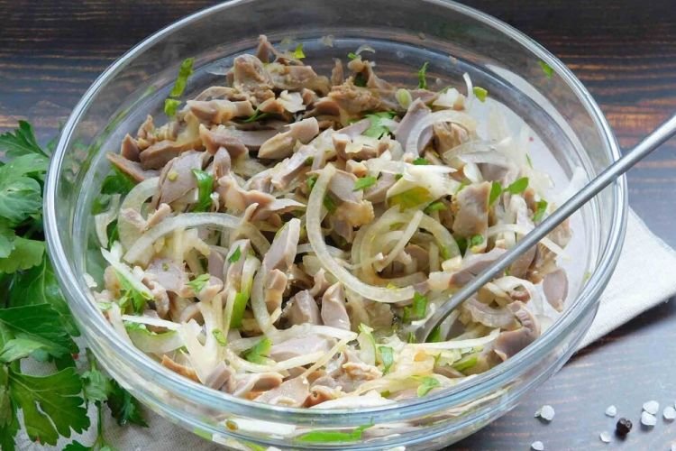 Салат с куриными желудками и луком