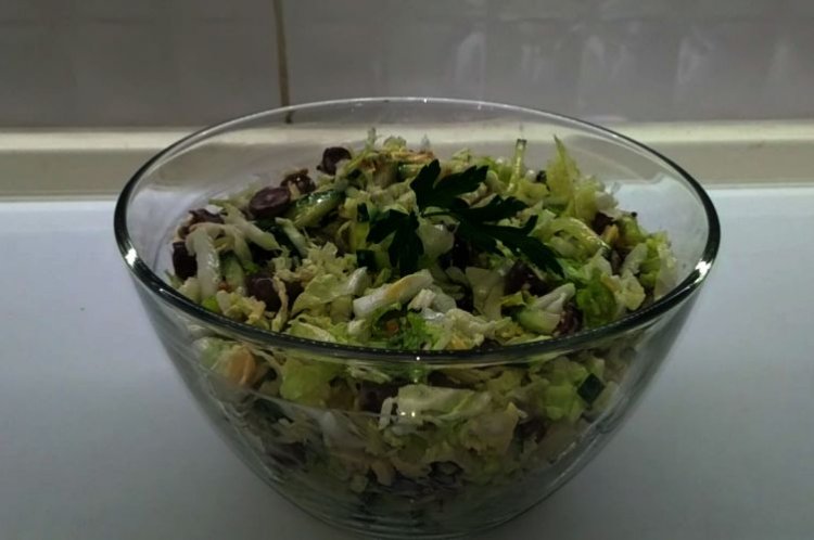 Салат с пекинской капустой, сельдереем и куриными желудками