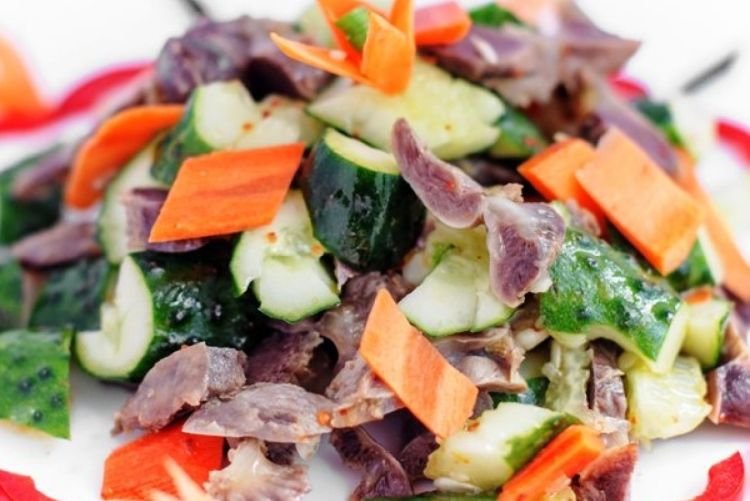 Свежий салат из овощей, зелени и куриных желудков