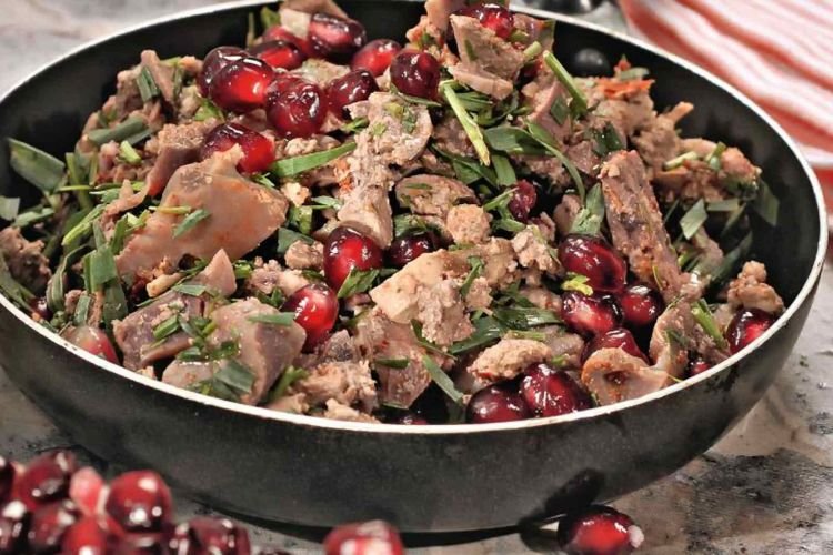 Грузинский салат с куриными желудками, орехами и гранатом