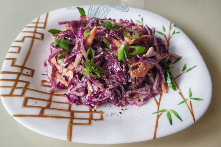 Салат с краснокочанной капустой, морковью и куриными желудками