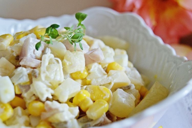 Сытный салат с куриными желудками, яйцами и кукурузой