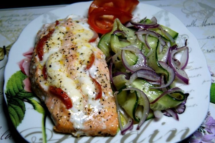 Семга с моцареллой и помидорами в духовке