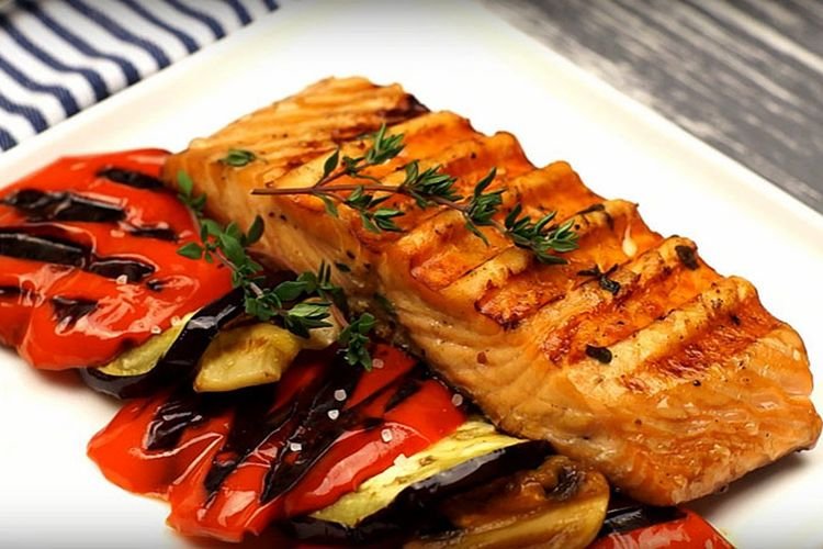 Семга с баклажанами и болгарским перцем в духовке