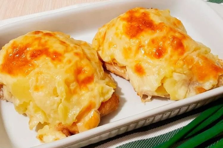 Куриное филе, запеченное с яблоками и сыром